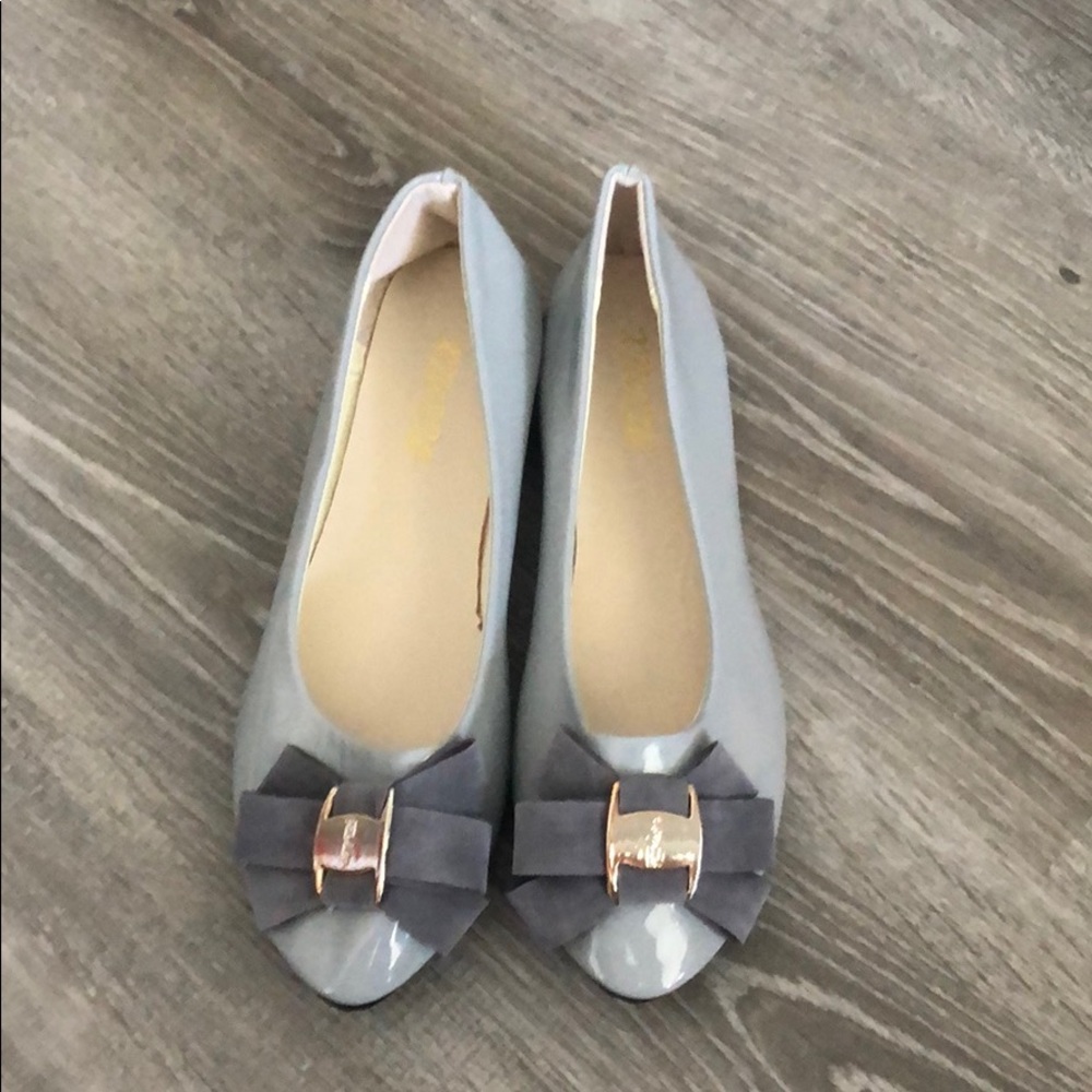 Grey bow flats